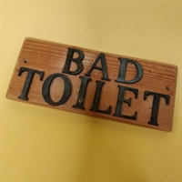 skilt træ messingbogstaver Bad Toilet gammelt dørskilt genbrug